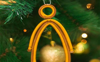 Ángel de pino – Adorno navideño amarillo